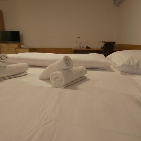 Hotel Novy Kastiel - Self Check-In Топольчани Екстер'єр фото