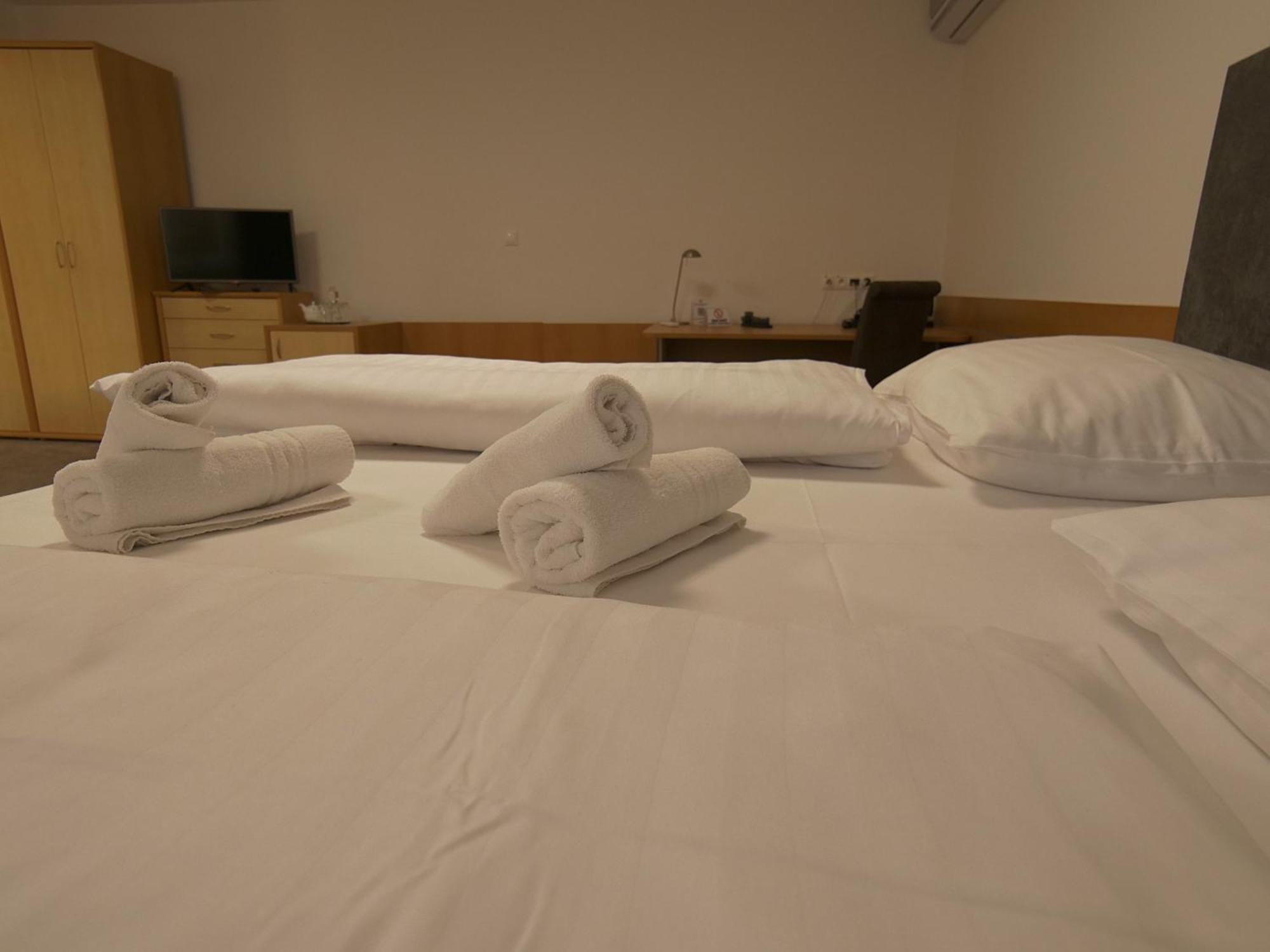 Hotel Novy Kastiel - Self Check-In Топольчани Екстер'єр фото