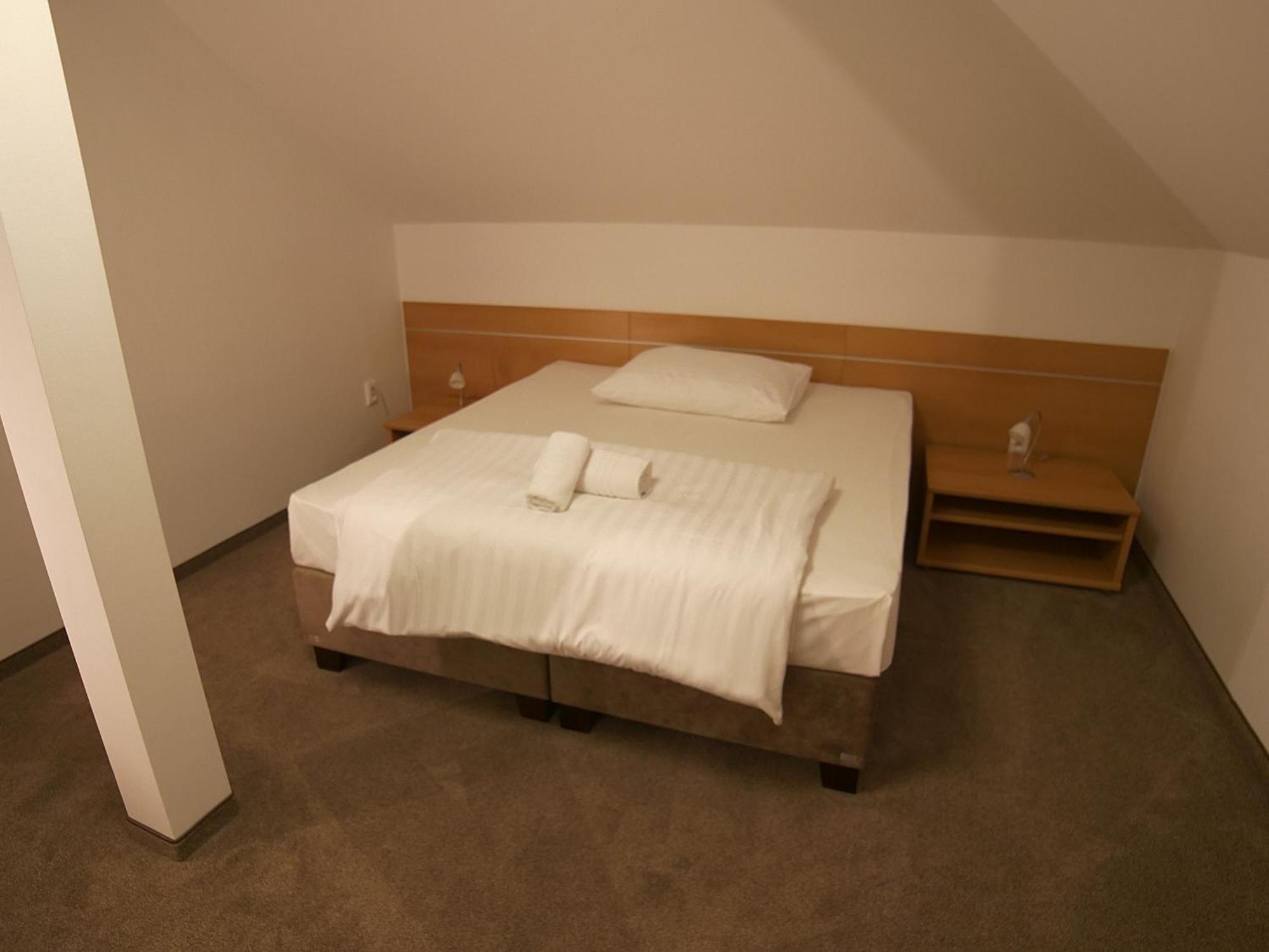 Hotel Novy Kastiel - Self Check-In Топольчани Екстер'єр фото