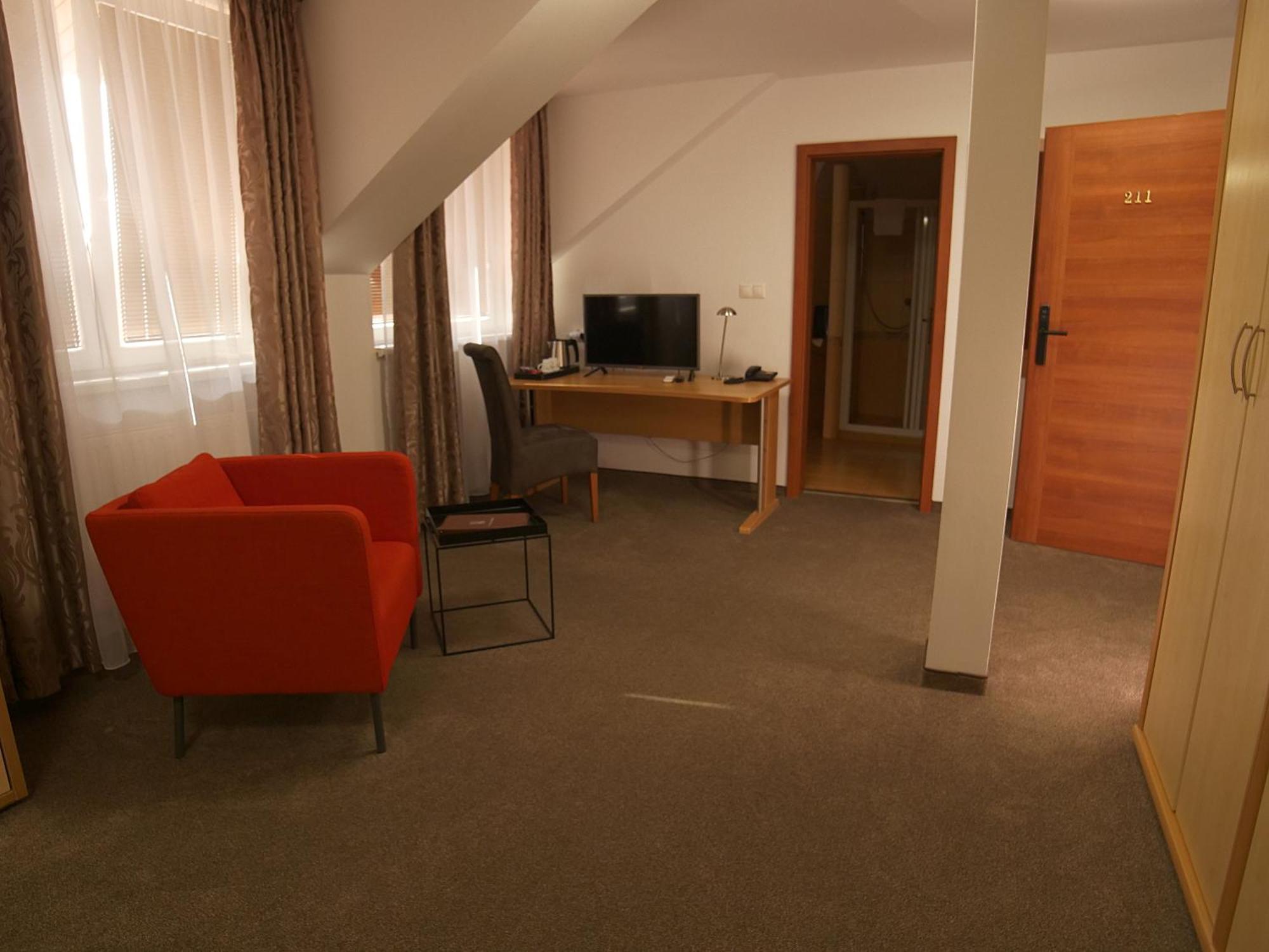 Hotel Novy Kastiel - Self Check-In Топольчани Екстер'єр фото